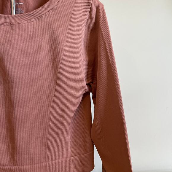 All in Motion Women's Tan Seamless Long Sleeve Crop Top - Size XXL - NWT - Picture 9 of 10